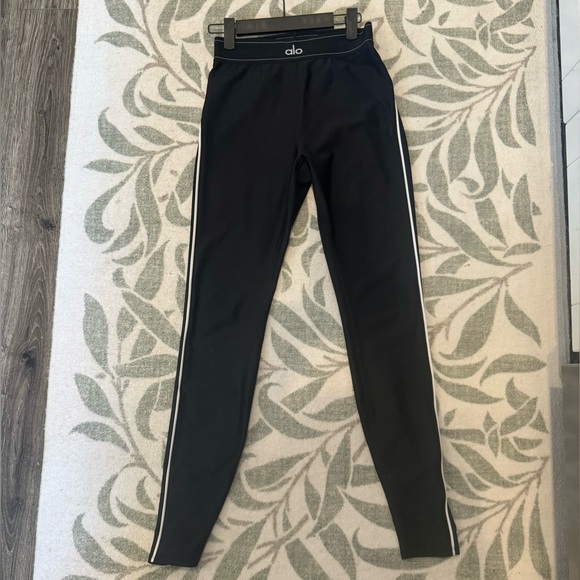 ALO Yoga Black Leggings with White Trim - Picture 1 of 3